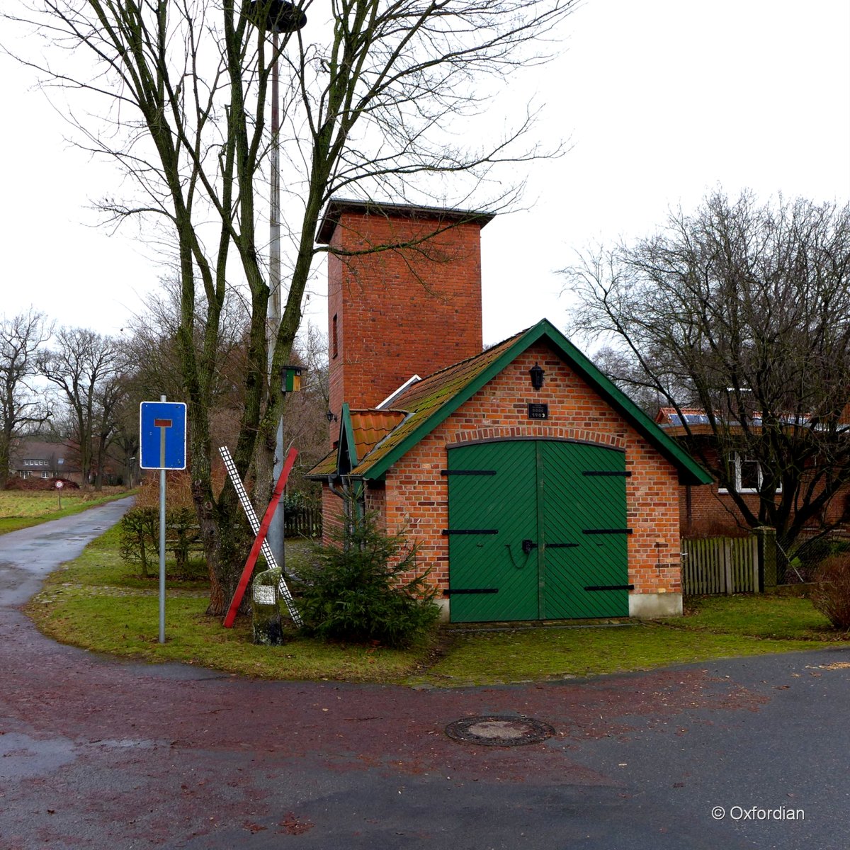 Gerätehaus aus dem Jahre 1903 und Schlauchturm der Freiwillige Feuerwehr in Bode, Landkreis Uelzen. 