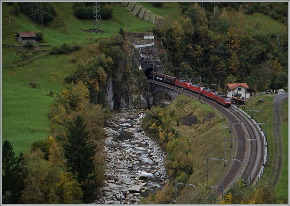 Gleich vier DB 185 mit einem Güterzug Richtung Norden auf der Gotthardbahn bei Wassen.
10. Okt. 2015