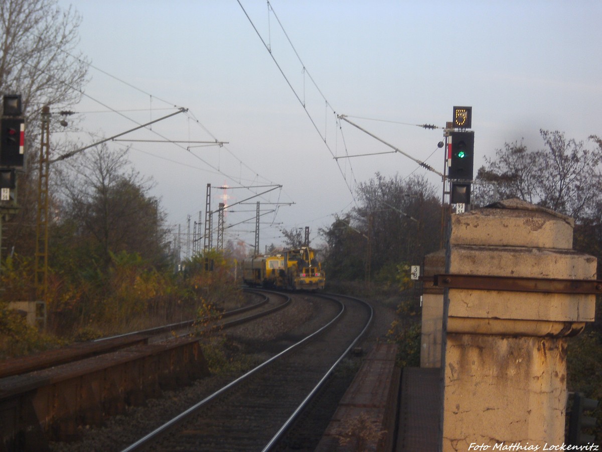 Gleisbaumaschienen von der Firma eurogleis beim Durchfahren des Bahnhofs Halle-Rosengarten am 15.11.14