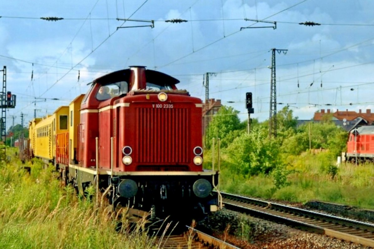 Gleisbauzug mit V 100 2335 durchfahrt am 30 Mai 2010 Grosskorbetha.