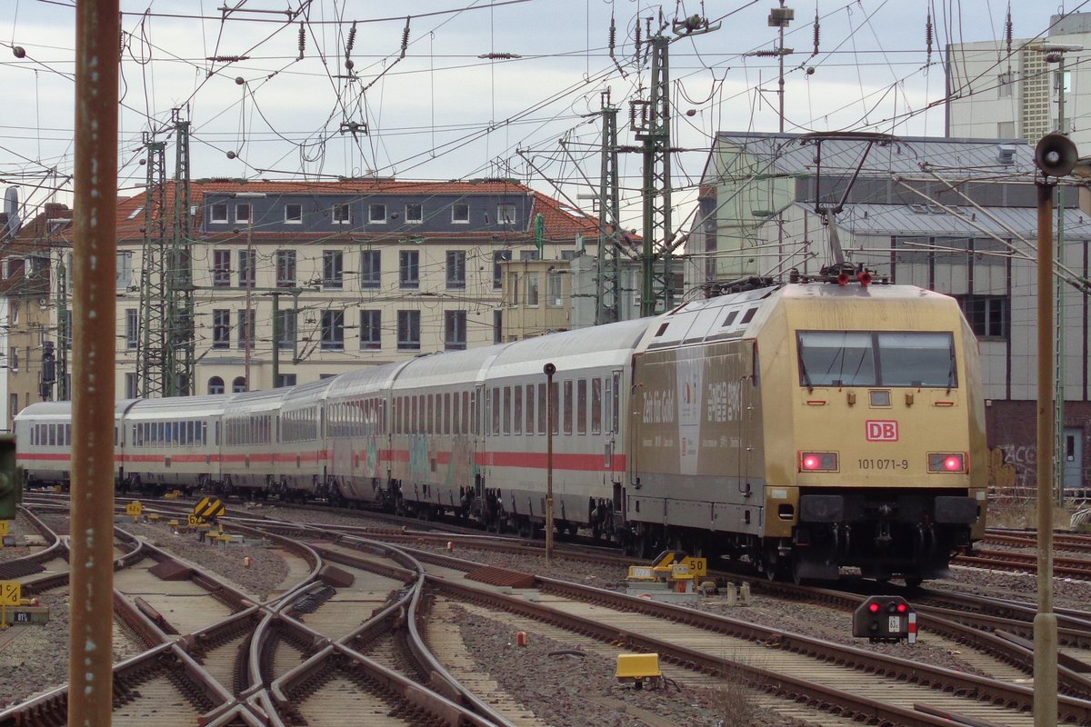 Goldener 101 071 verlässt Hannover Hbf am 4 April 2018. 