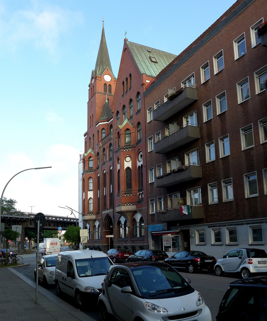 Hamburg - Ditmar-Koel-Straße mit Schwedische Seemannskirche und Hochbahnviadukt.