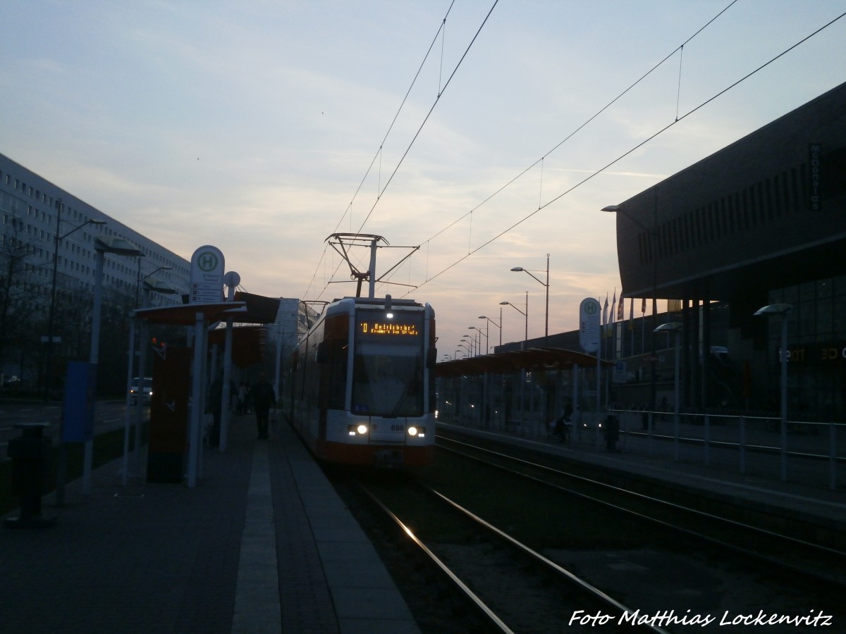 HAVAG Wagen 698 als Linie 9 mit ziel Hauptbahnhof an der Haltestelle S-Bahnhof Neustadt am 10.4.15