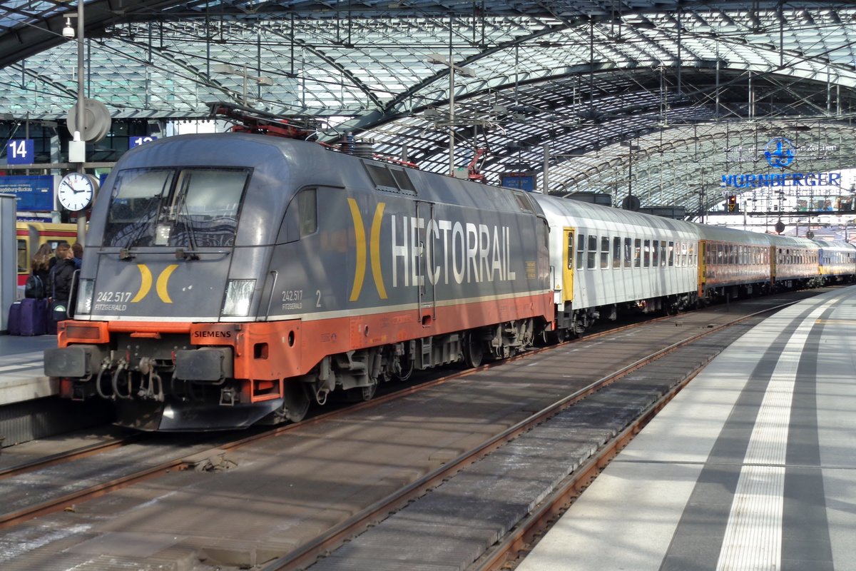 Hector Rail 242 517 steht mit ein ex-Locomore am 5 April 2018 in Berlin Hbf.