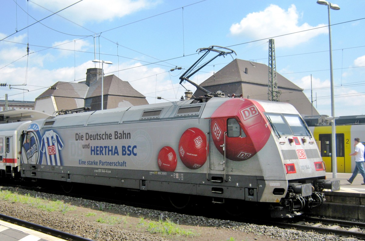 Hertha-BSC 101 144 steht am 2 Juni 2012 in Koblenz Hbf.