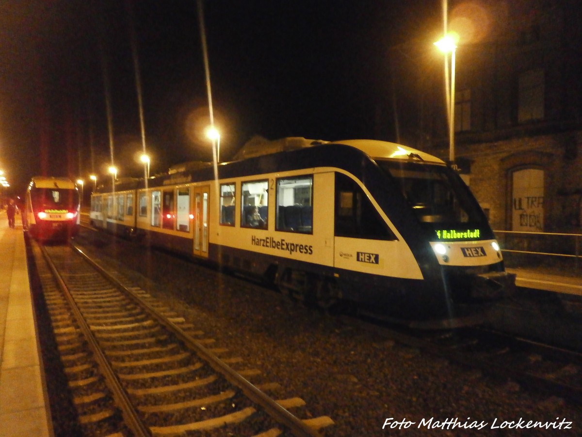 HEX VT 876 mit ziel Halle (Saale) Hbf und HEX VT 8XX mit ziel Halberstadt im Bahnhof Knnern am 21.12.14