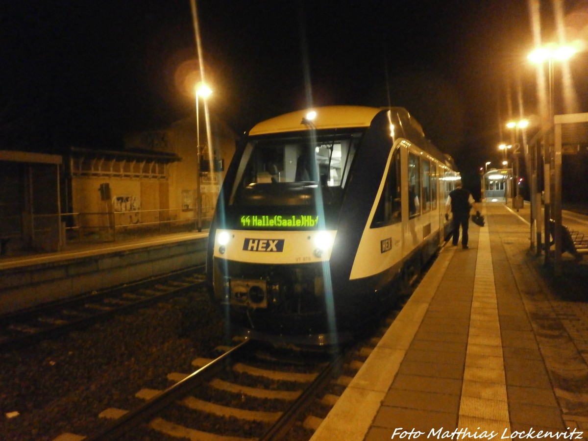 HEX VT 876 mit ziel Halle (Saale) Hbf im Bahnhof Knnern am 21.12.14