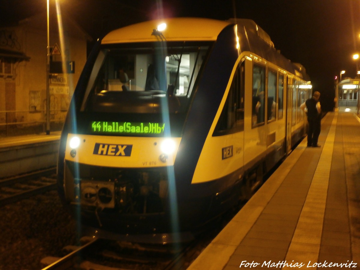 HEX VT 876 mit ziel Halle (Saale) Hbf im Bahnhof Knnern am 21.12.14