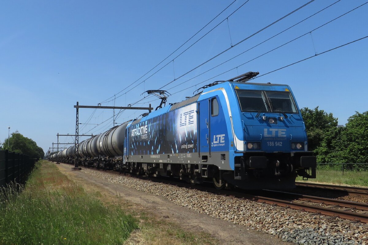 Hin-und-her Teil 1: Am 1 Juni 2023 schleppt LTE 186 942 ein Kesselwagenzug durch Alverna nach Nijmegen. Dort wird der Lok abgekuppelt und solo zurck nach Oss fahren um ein Leerzug zu schleppen. 