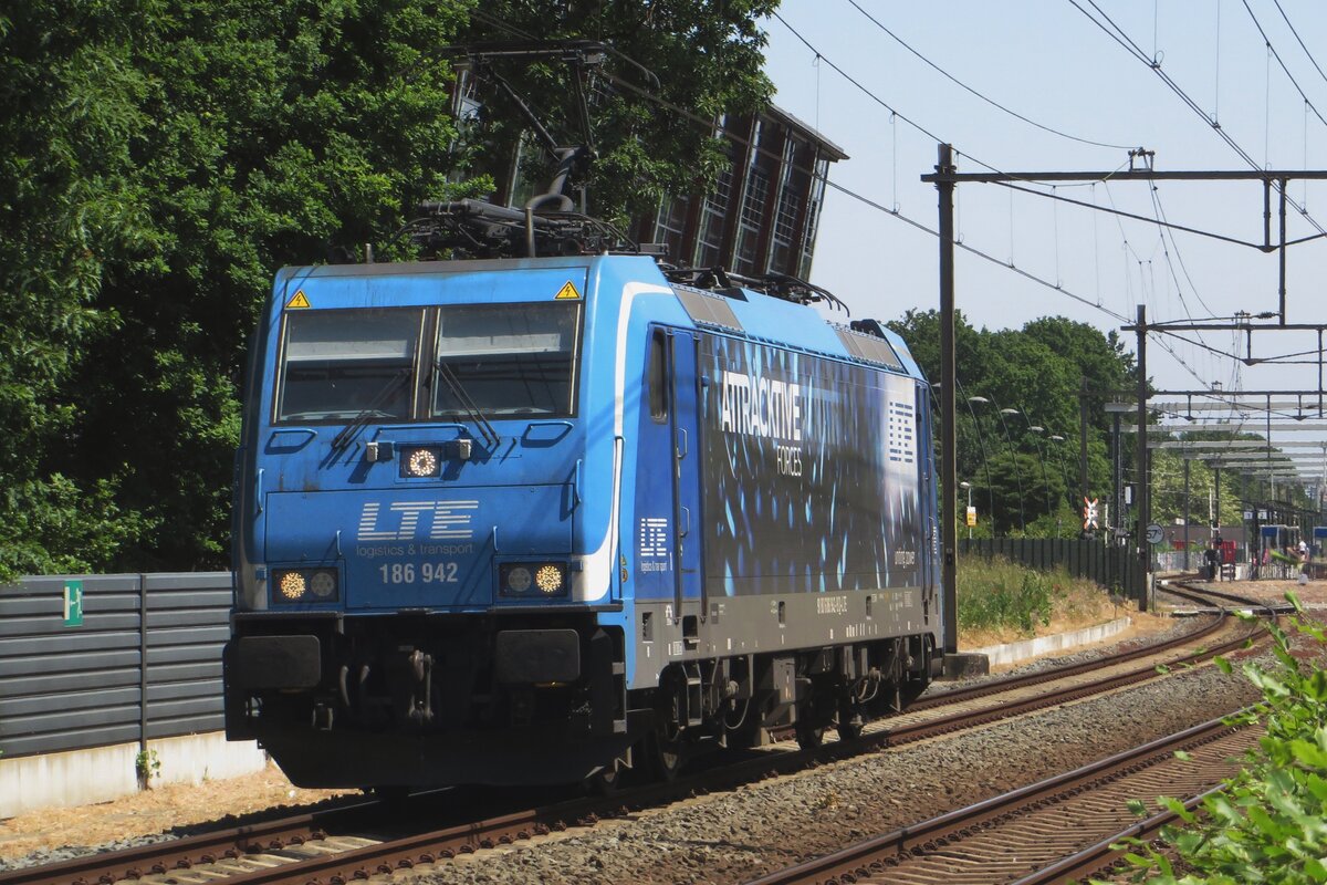 Hin-und-her Teil 2: Am 1 Juni 2023 durchfahrt LTE 186 942 solo Wijchen nach ein Kesselwagenzug nach Nijmegen geschleppt zu haben. Dort wurde der Lok abgekuppelt und solo zurck nach Oss fahren um ein Leerzug zu schleppen. Hier der Rckfahrt durch Wijchen.