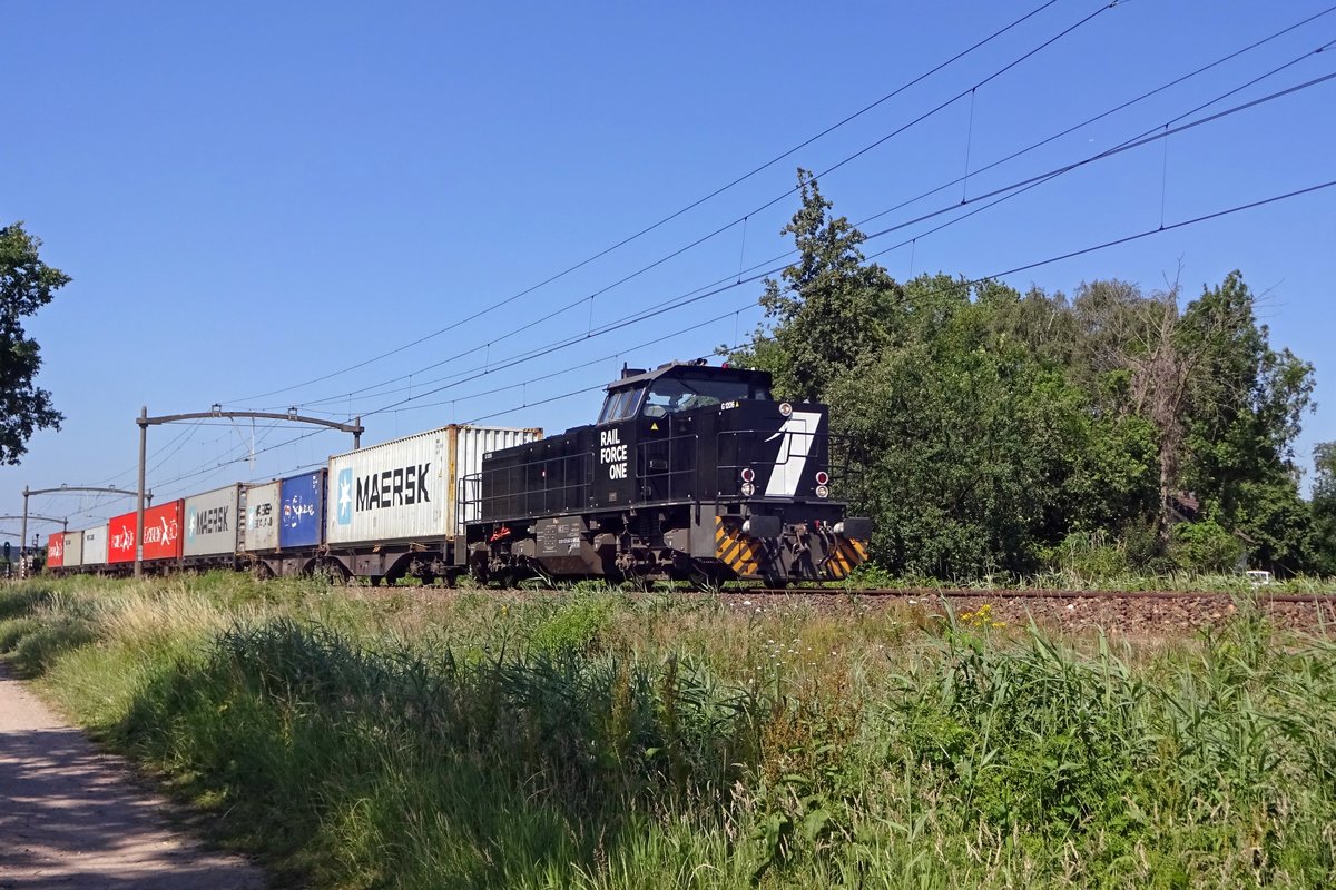 Hinfahrt von 275 618 mit ein beinahe ganz leeren KLV durch Oisterwijk am 28 Juni 2019.