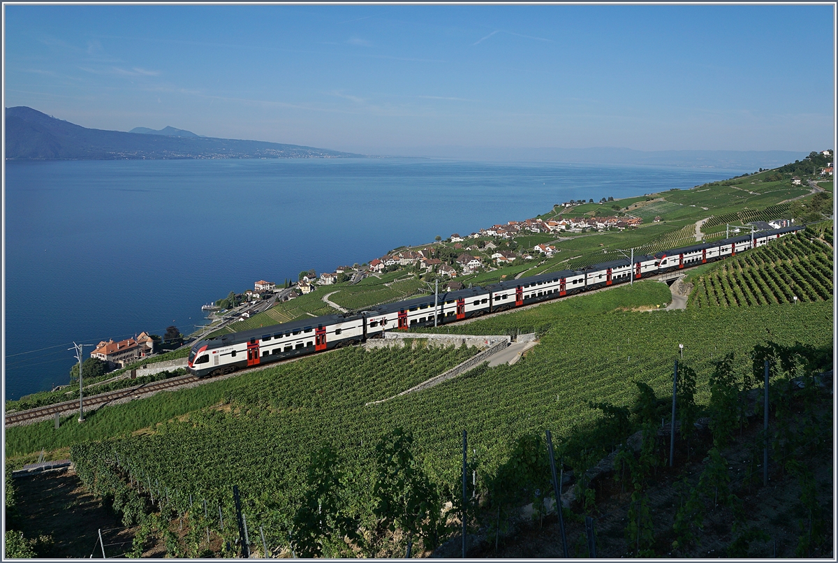 Hoch über dem Genfer See sind zwei SBB RABe 511 Triebwagenzüge im Umleitungsverkehr unterwegs. (Baubedingte Streckensperrung Lausanne - Puidoux).  

27. Juli 2018
