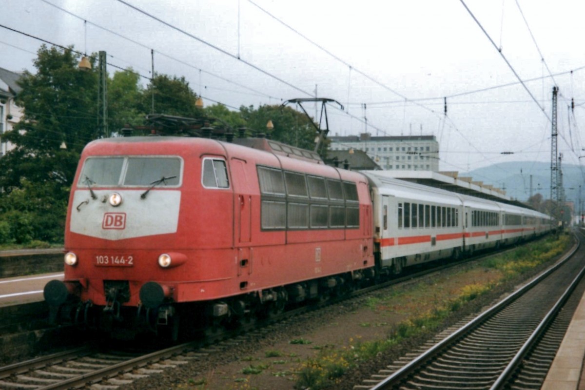 IC mit 103 144 hlt in Koblenz Hbf am 2 Oktober 2002