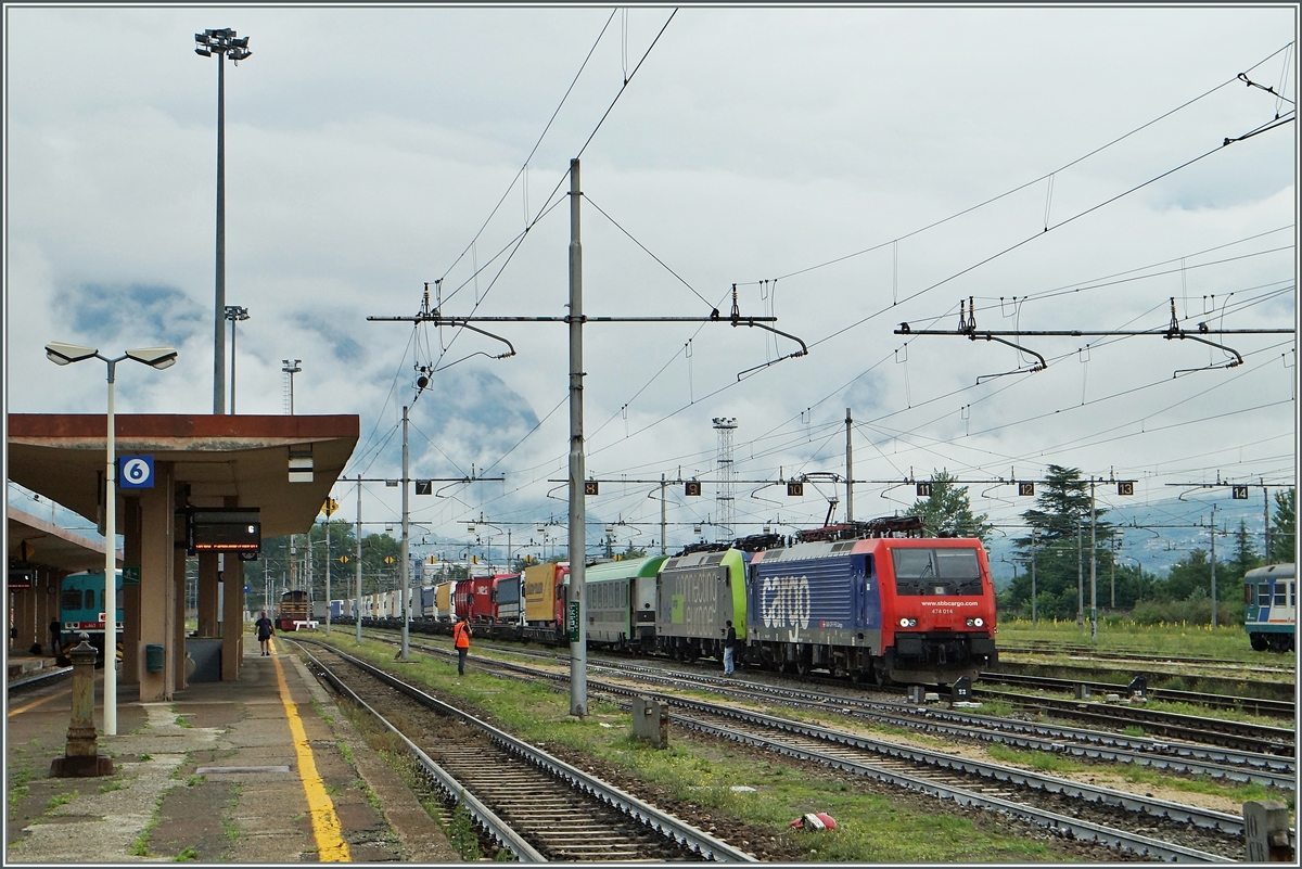 Im RoLa-Verkehr von Freiburg im Breisgau nach Novara wird jeweils in Domodossola die BLS Wecchselstromlok Re 485 durch eine SBB Cargo Re 474 oder Re 484 gewechselt. Das intressante, mitunter recht lange Schauspiel kann gut vom Bahnsteig aus verfolgt werden: Nachdem die BLS Re 484 mit ihrer Rola längere Zeit in Varzo stand ist sie nun in Domodossla eingetroffen und die ablösende Re 474 014 wird sie vom Zug abziehen und in den Wechelstromteil zurückstossen. 2. Juli 2014