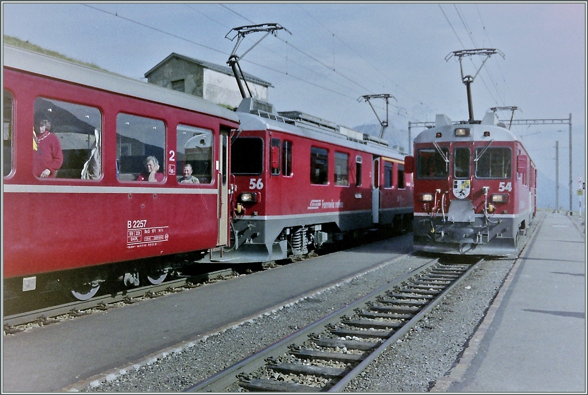 In Alp Grüm kreuzen sich zwei Bernina Bahn Züge. 

Analogbild vom September 1993