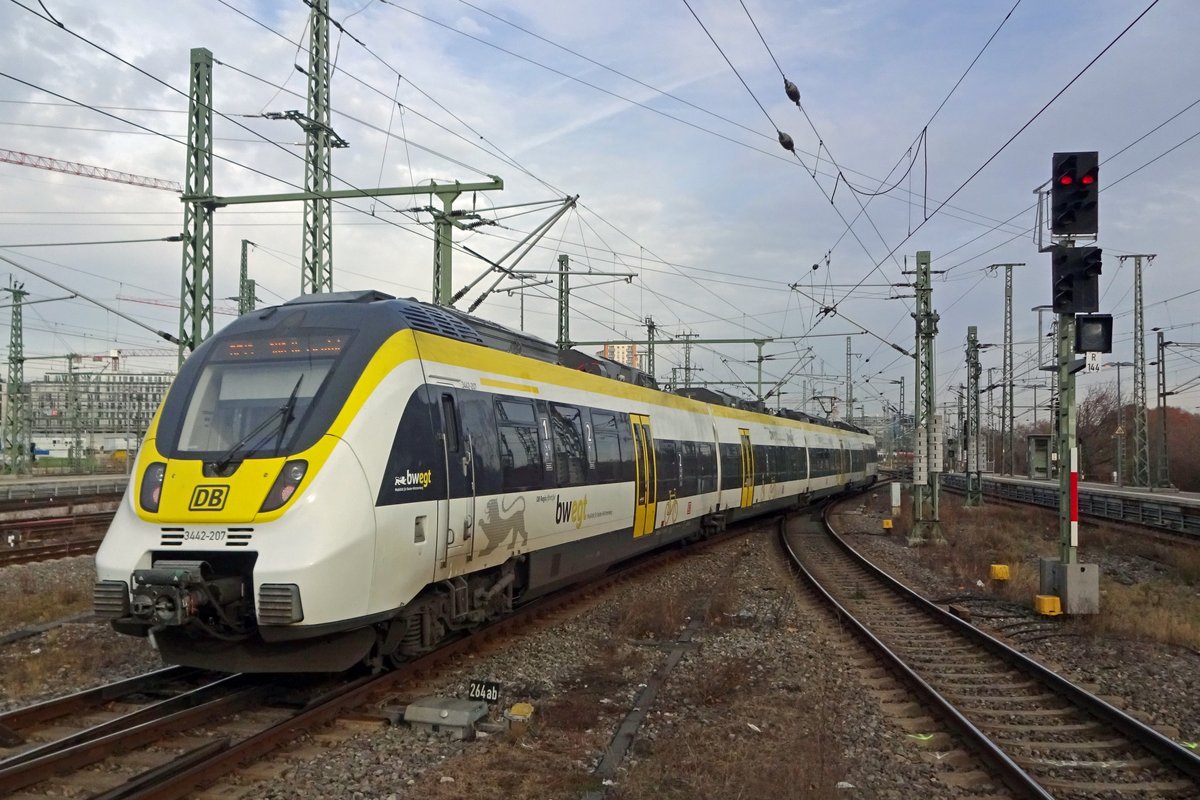 In Baden-Württemberg-Farben treft 3442 207 von DB Regio am 3 Januar 2020 in Stuttgart Hbf ein.