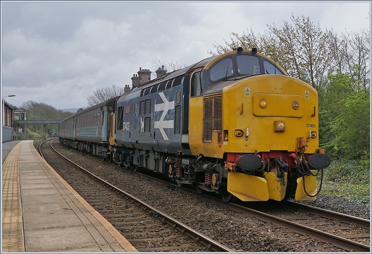 In Ravenglass wartet die 37 403 mit ihrem Northern Regionalzug von Barrow-in-Furness (11:40) nach Carlisle (14:26) nach der Kreuzung des Gegenzuges auf die Abfahrt.

27. April 2018