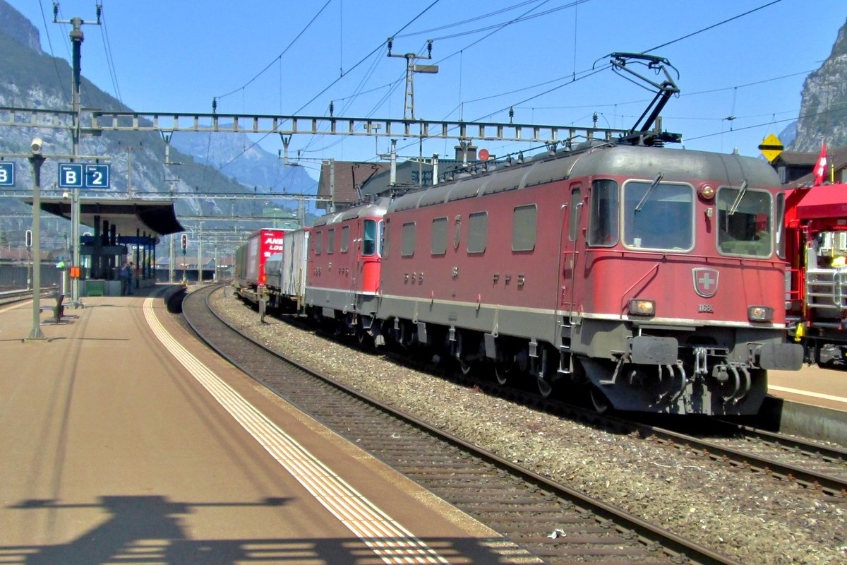 Inzwischen rot durchfahrt SBB 11684 mit ein KLV Erstfeld am 6 Juni 2015.