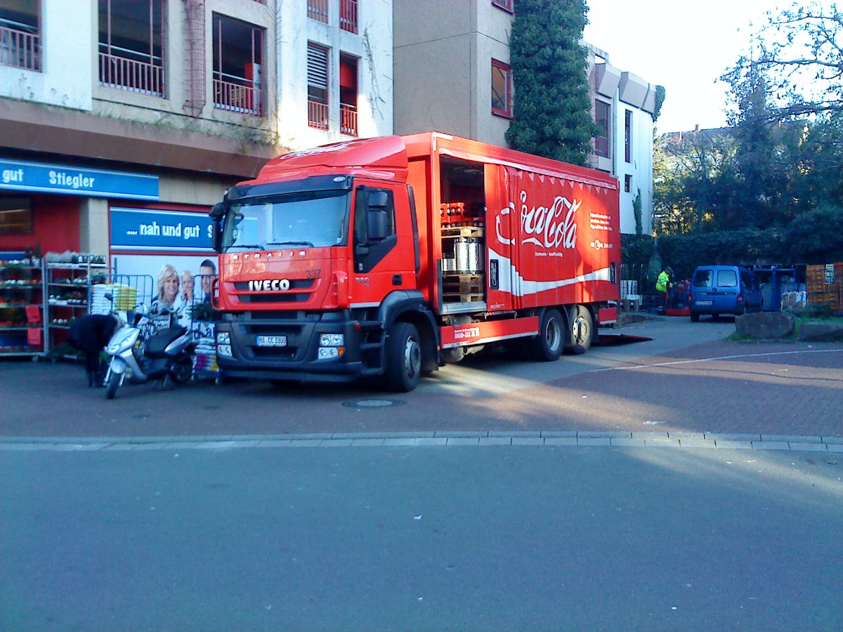 IVECO Stralis LKW mit Getrnkeaufbau der Coca Cola bei der Belieferung in Bad Drkheim am 27.11.2013