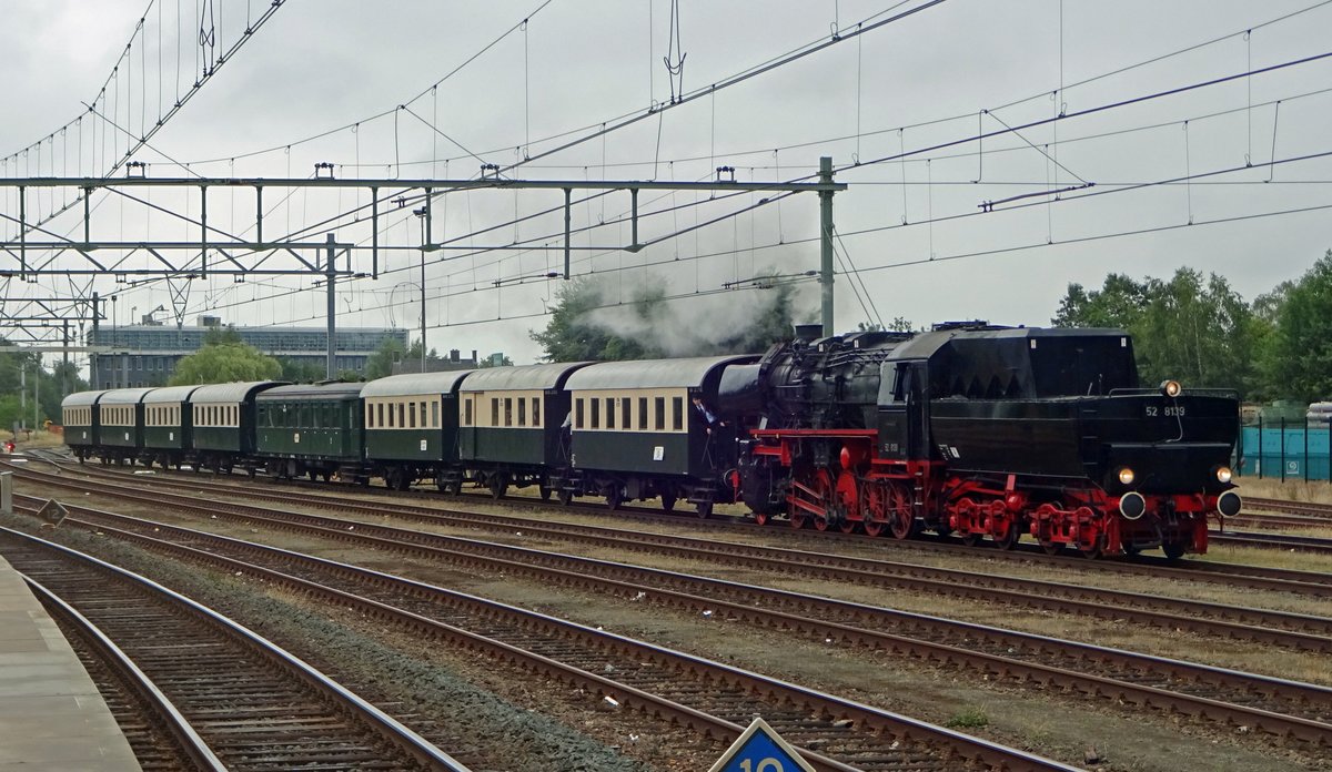 Jeder tag fahrt ein VSM-Dampfzug von Beekbergen nach Apeldoorn und zurück. So auch am 15 Juli 2019; der Zug, gezogen von 52 8139, trefft in Apeldoorn ein um 11;05. 