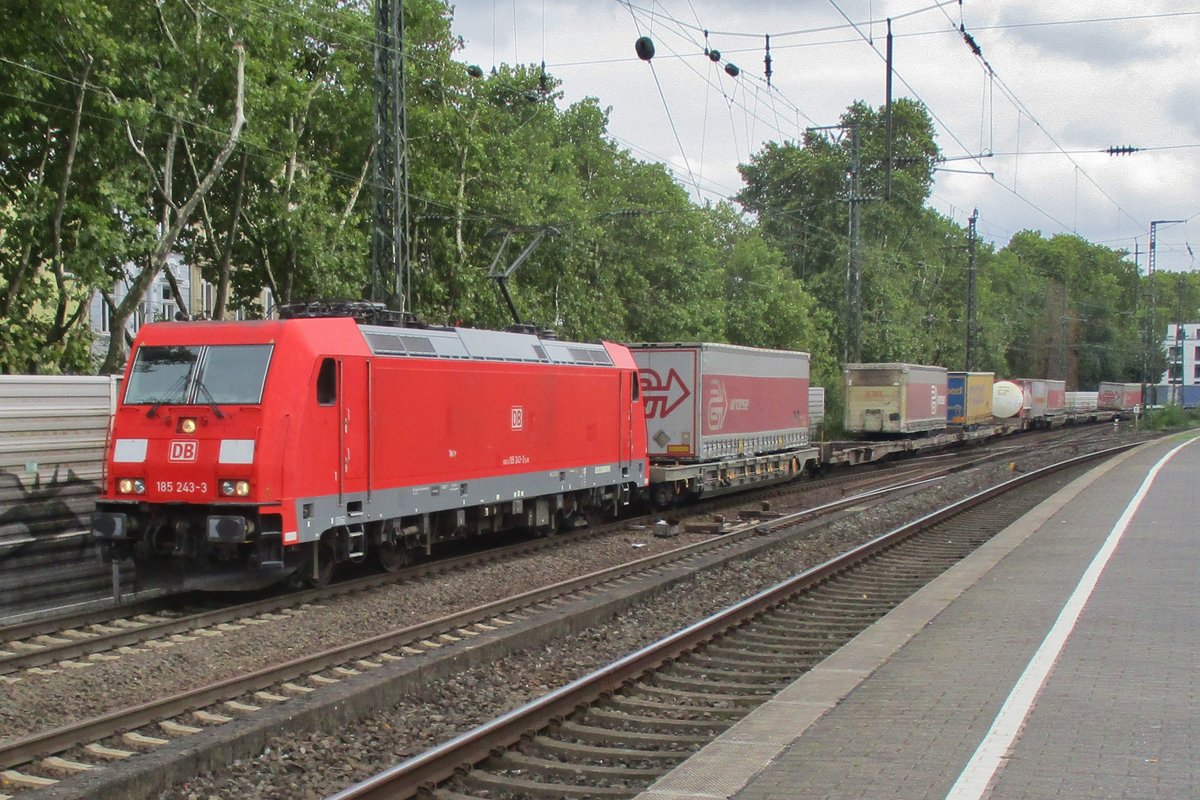 KLV mit 185 243 durchfahrt Köln Süd am 4 Oktober 2017.