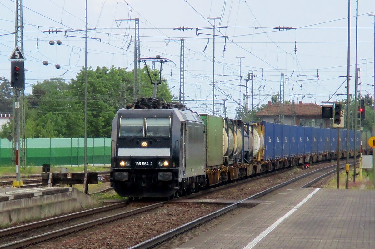 KLV mit 1885 564 durchfahrt am 9 Mai 2018 Plattling. 