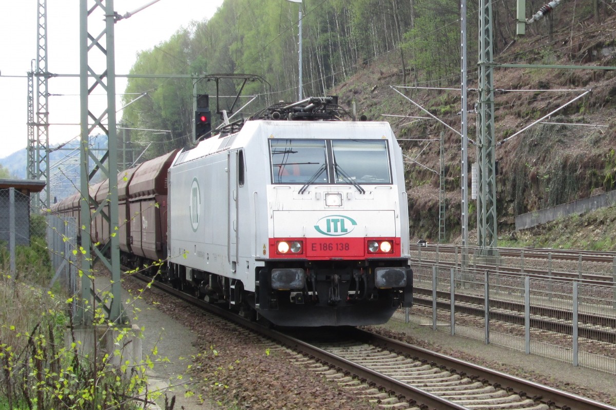 Kohlezug aus Tsjechien startet am 11 April 2014 in Bad Schandau, gezogen von ITL 186 138. 
