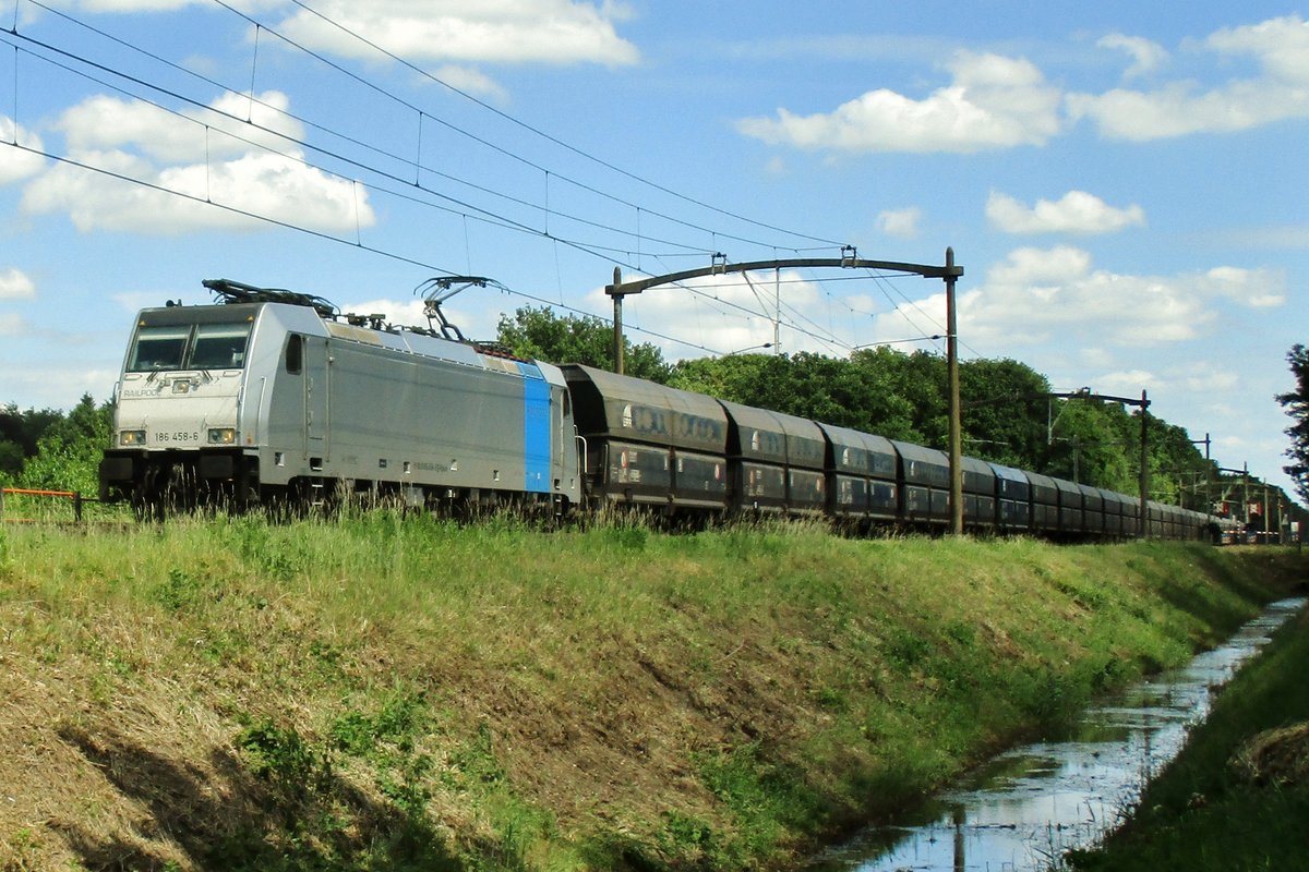 Kohlezug mit 186 458 passiert Tilburg Oude Warande am 10 Juni 2017.