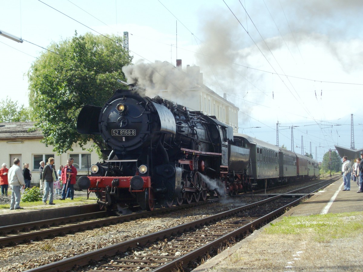 Kriegslok 52 8168 'macht Pause' und entlastet sich in Nrdlingen am 9 Juni 2009.