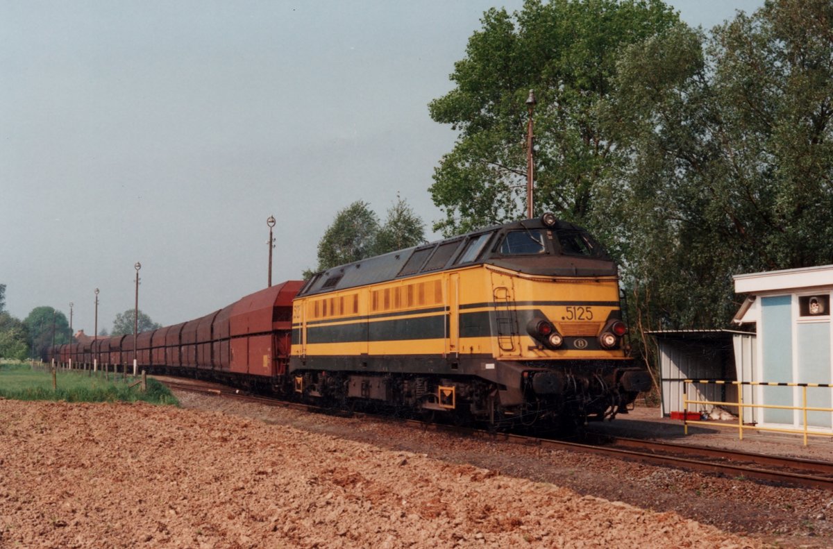 Leerkohlezug mit 5125 passiert am 29 Juli 1994 Ruliën in Flandern.