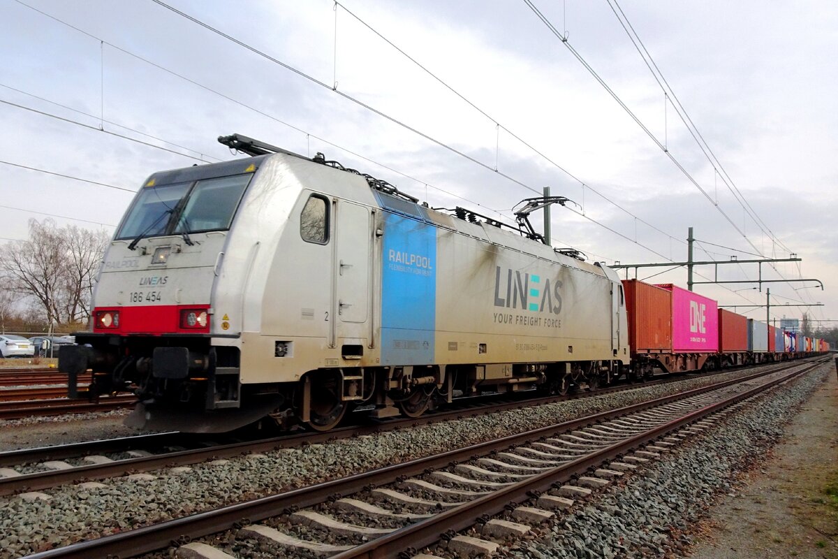 Lineas 186 454 wartet am 16 Mrz 2022 in Blerick auf die Weiterfahrt nach Kijfhoek.