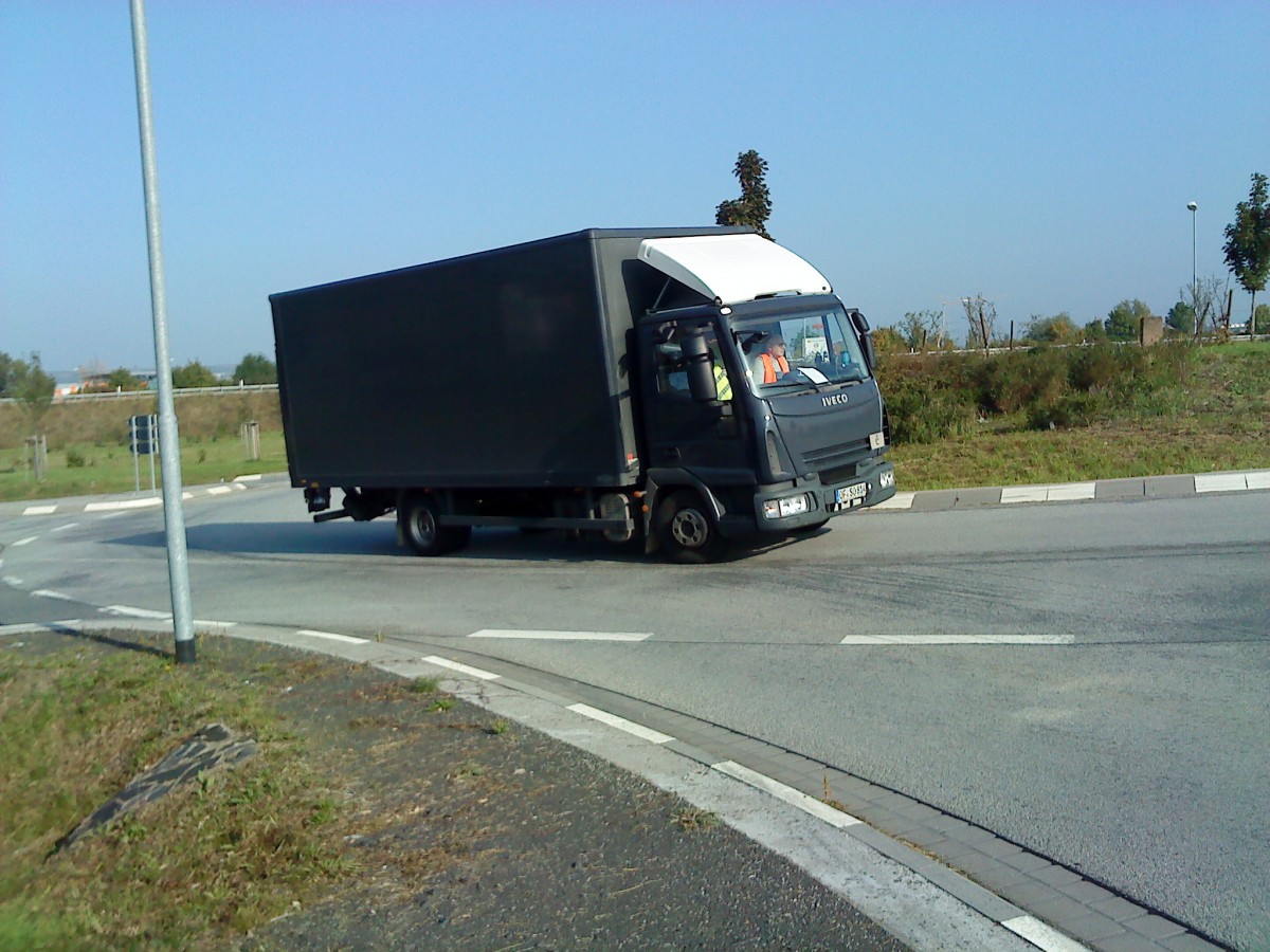 LKW IVECO Motorchassis mit Kofferaufbau auf dem Weg zum Autohof in Grnstadt am 24.09.201