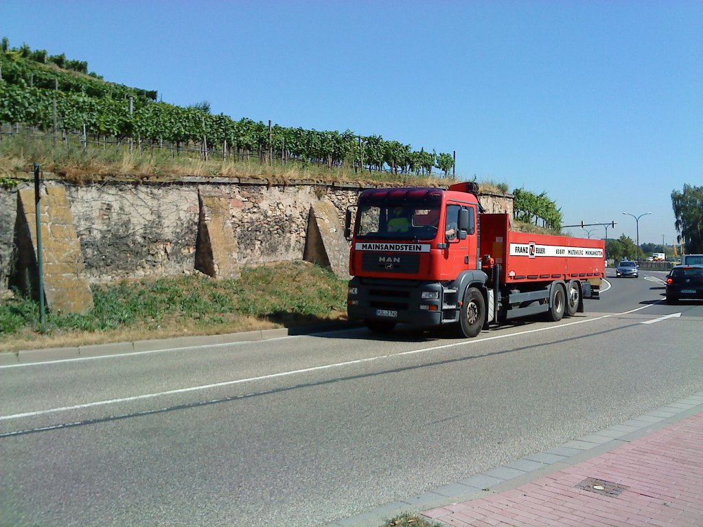 LKW MAN mit Pritschenaufbau der Firma Mainsandstein auf dem Weg zu einem Kunden am 02.08.2013