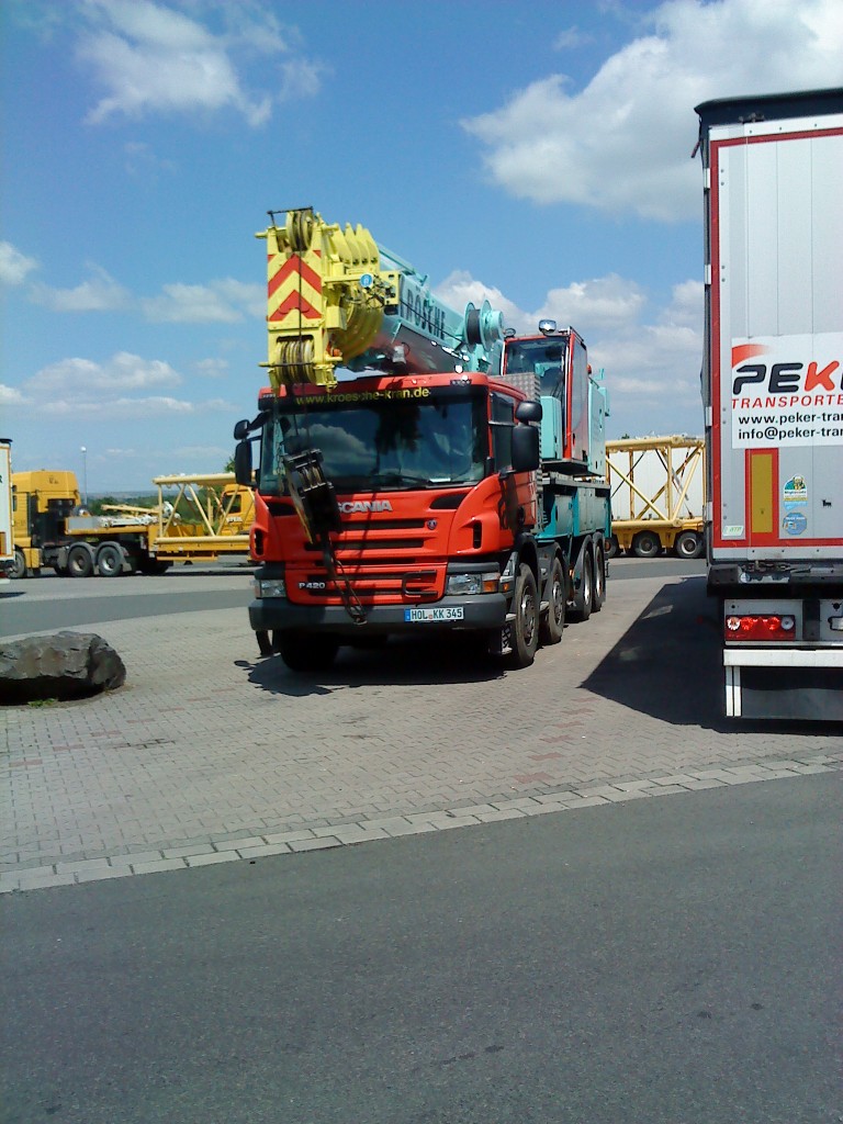 LKW SCANIA P 420 mit Kranaufbau gesehen auf dem Autohofr in Grünstadt am 16.05.2014