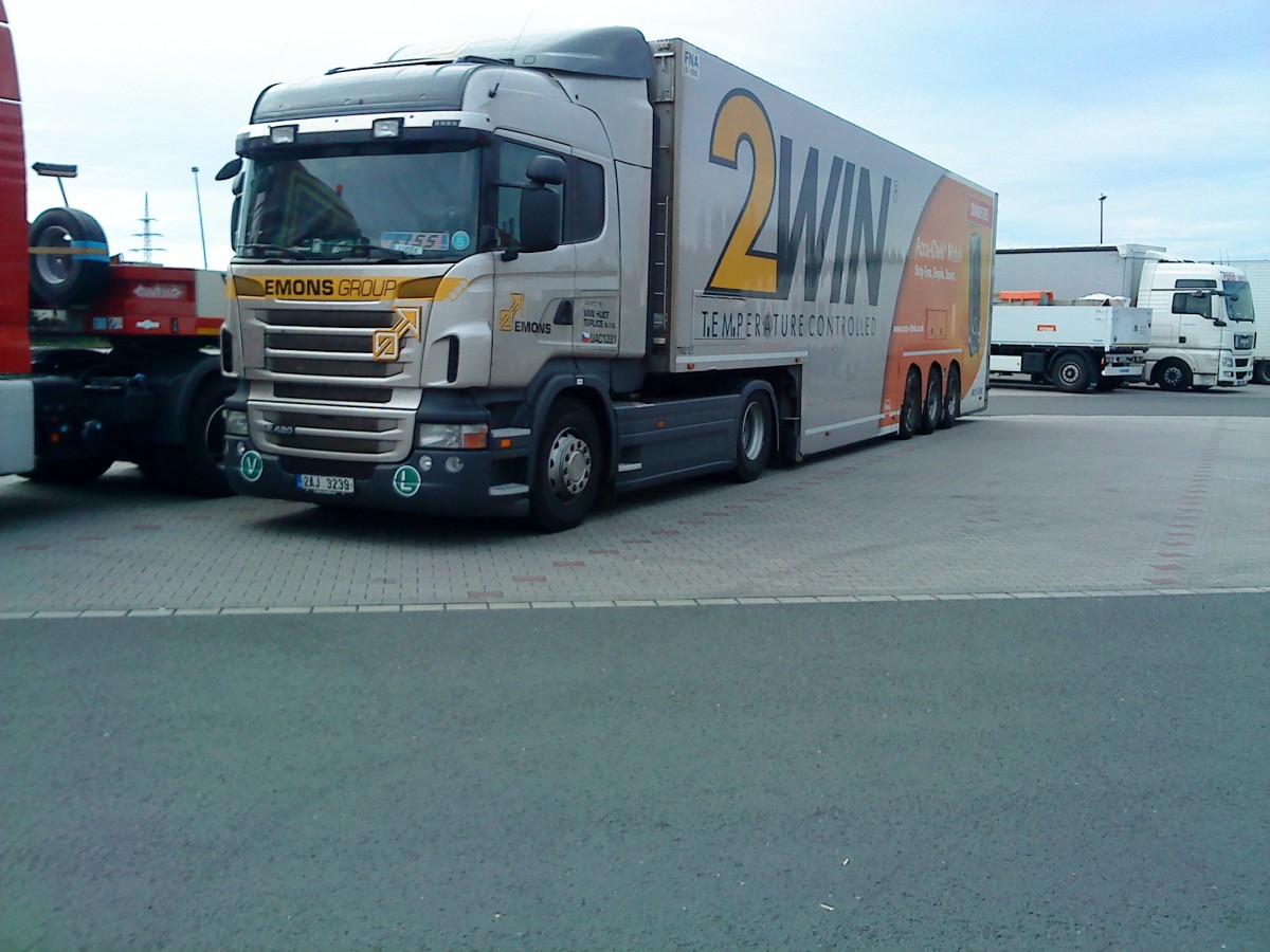 LKW SZM Scania 420 mit Khlkofferauflieger der Spedition Emons Group auf dem Autohof Grnstadt am 20.08.2013