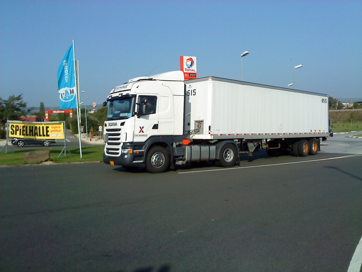 LKW SZM SCANIA R 420 mit Khlkofferauflieger der Firma EXCHANCE auf dem Autohof in Grnstadt am 24.09.2013
