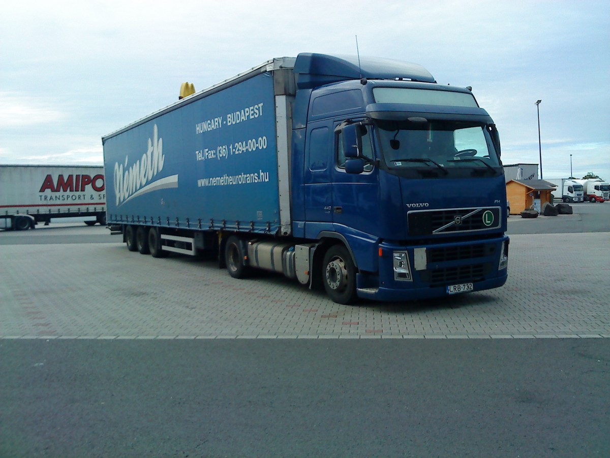 LKW SZM Volvo Globetrotter mit Pritsche-Planen-Auflieger der Spedition Nemeth auf Budapest auf dem Autohof in Grnstadt am 15.08.2013