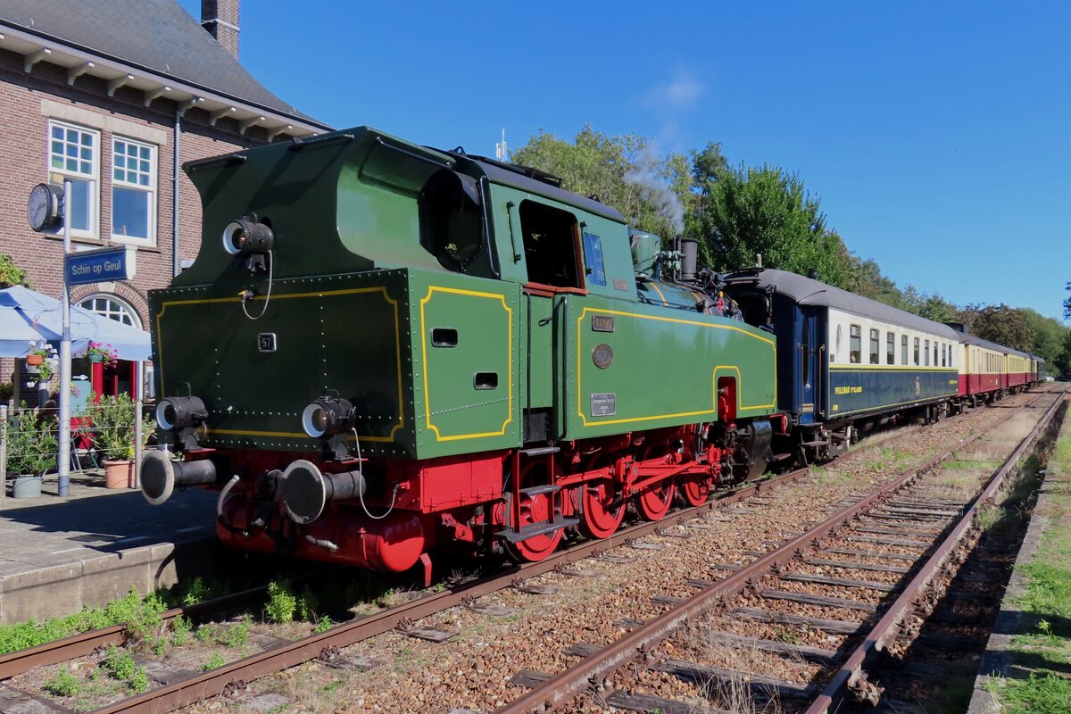Lok 57 BONNE treft am 24 September 2023 in Schin op geul ein mit ein ZLSM Dampfpendelzug.