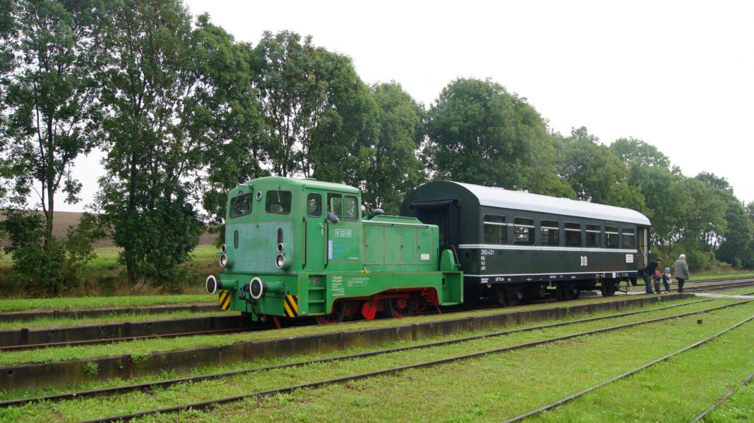 Lok der BR V22 des Klein- und Privatbahnmuseums Gramzow auf vereinseigener Strecke im Bahnhof Damme.