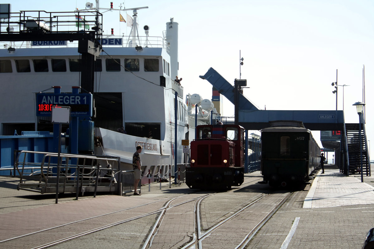Lok Emden auf Rangierfahrt im Fhrhafenbahnhof Borkum Reede am 26.8.19