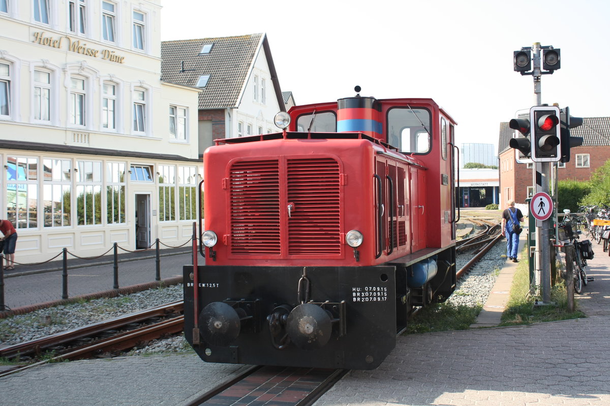 Lok Emden auf Rangierfahrt im Inselbahnhof Borkum am 27.8.19