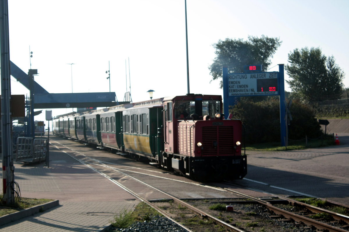 Lok Mnster verlsst den Fhrhafenbahnhof Borkum Reede in Richtung Inselbahnhof Borkum am 26.8.19