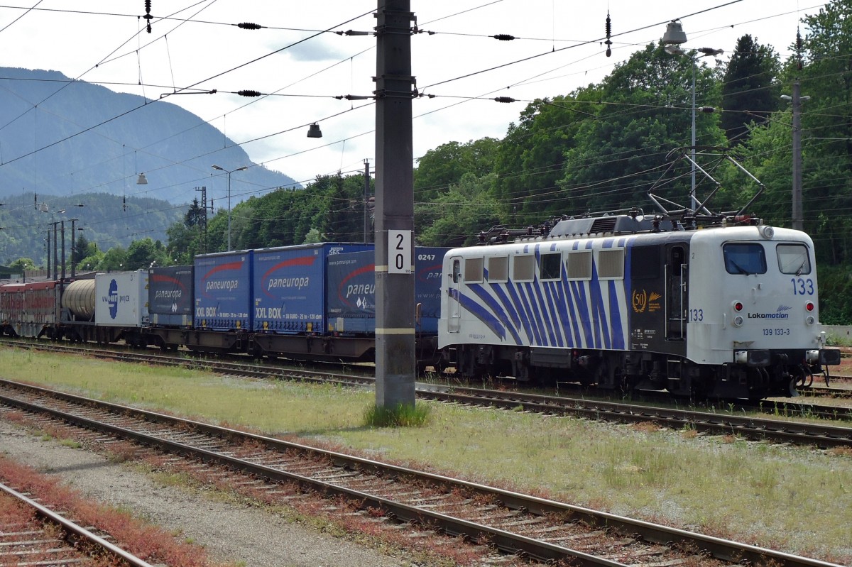 Lokomotion 139 133 schiebt ein KLV aus Kufstein aus am 3 Juni 2015.