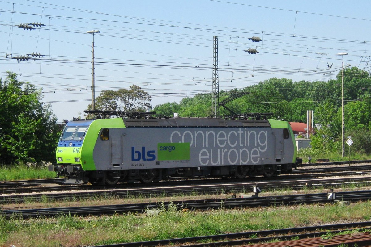 Lokportrait von BLS 485 018 in Weil-am-Rhein am 22 September 2010.