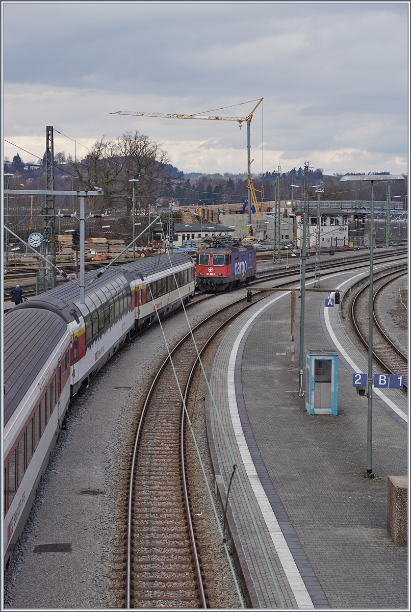 Lokwechsel beim EC München - Zürich in Lindau Hbf: Der EC von München ist in Lindau Hbf eingefahren und schon kurz darauf übernimmt die SBB Re 421 392-2 den Zug um in nach Zürich zu ziehen.
16. März 2018