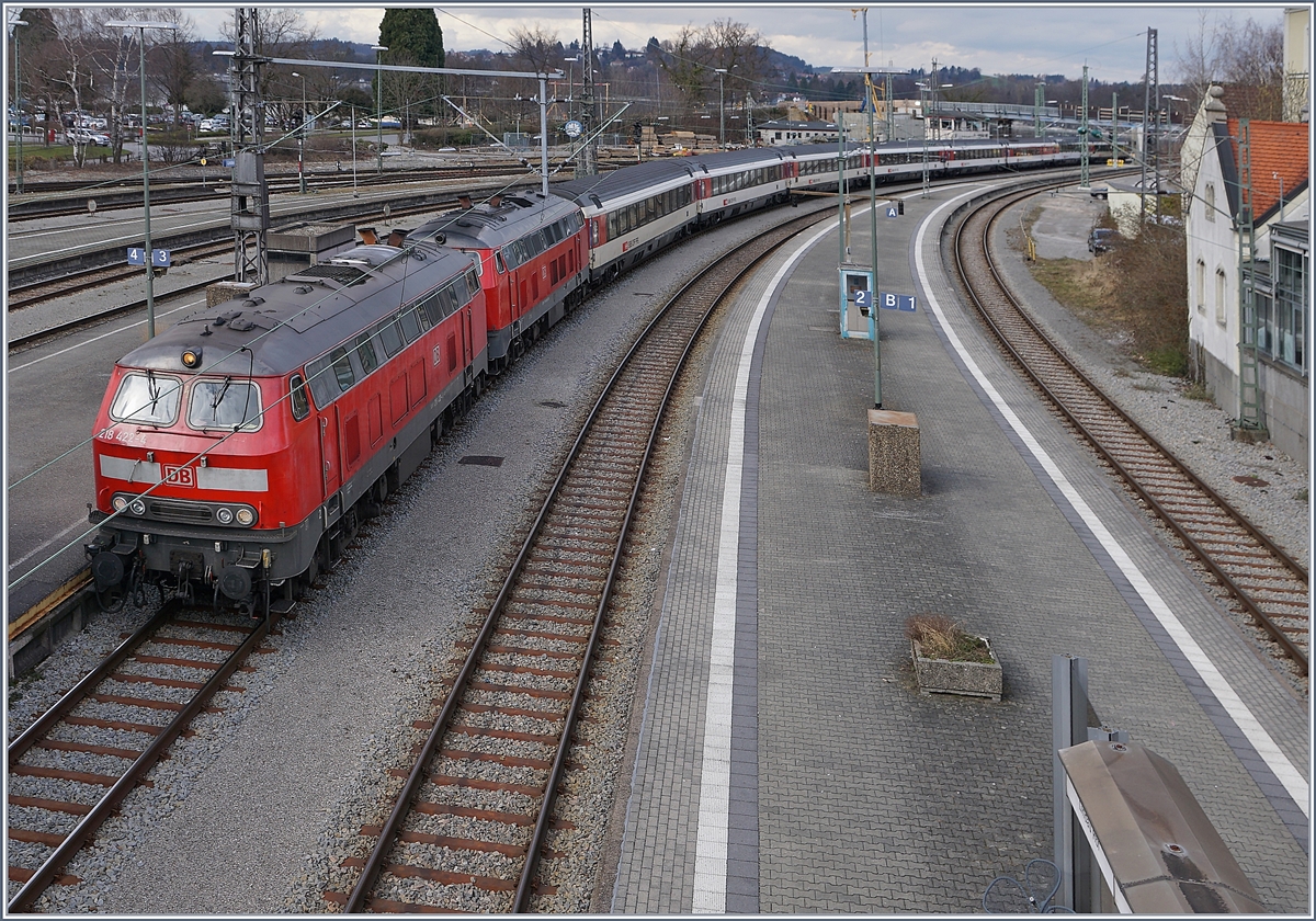 Lokwechsel beim EC München - Zürich in Lindau Hbf: Die zwei DB 218 erreichen mit ihrem EC Lindau Hbf.
16. März 2018