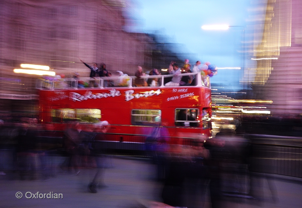 London Piccadilly Circus, Action auf dem Partybus.
