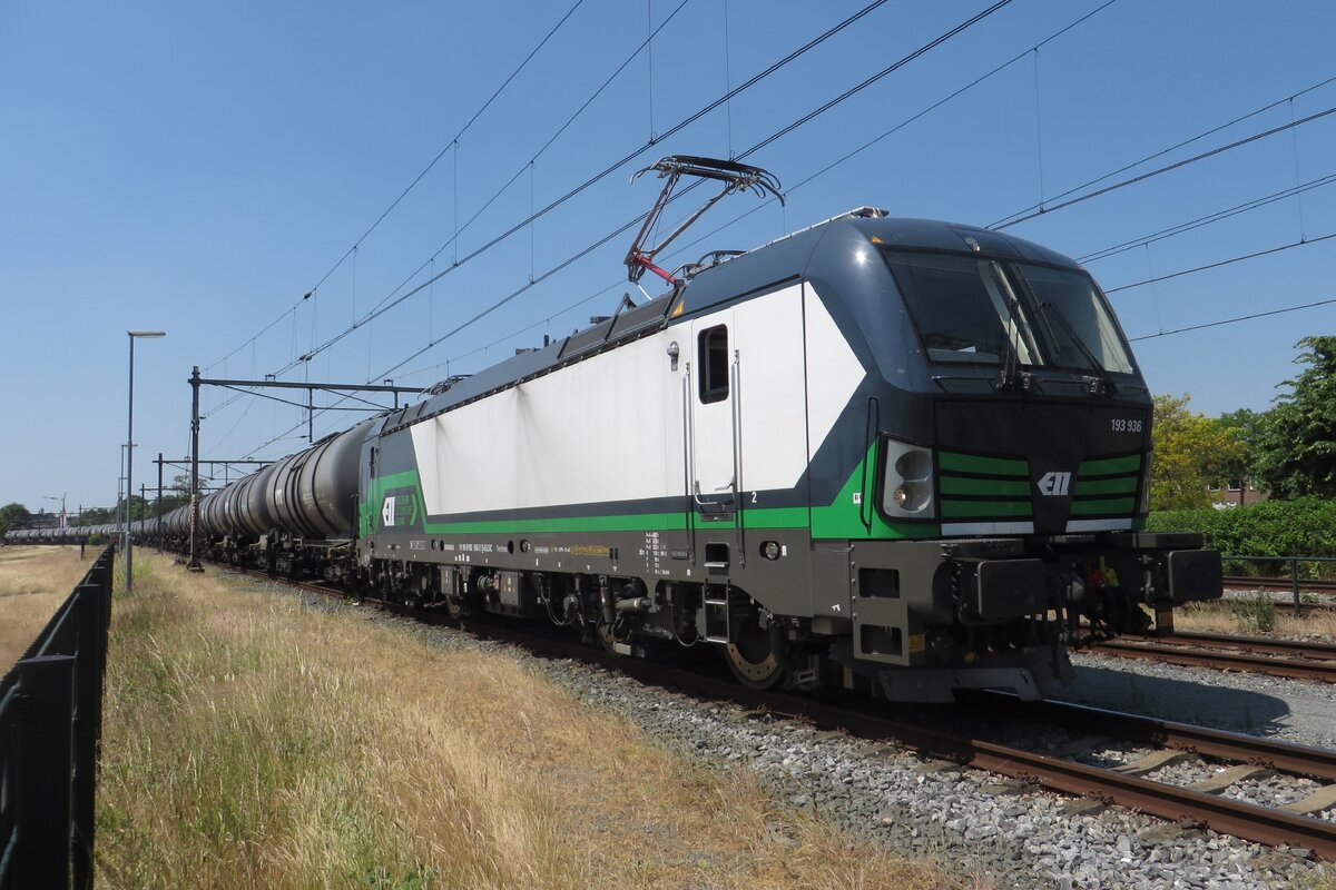 LTE 193 936 steht am 9 Juni 2023 mit ein Kesselwagenzug abfahrtbereit in Oss.