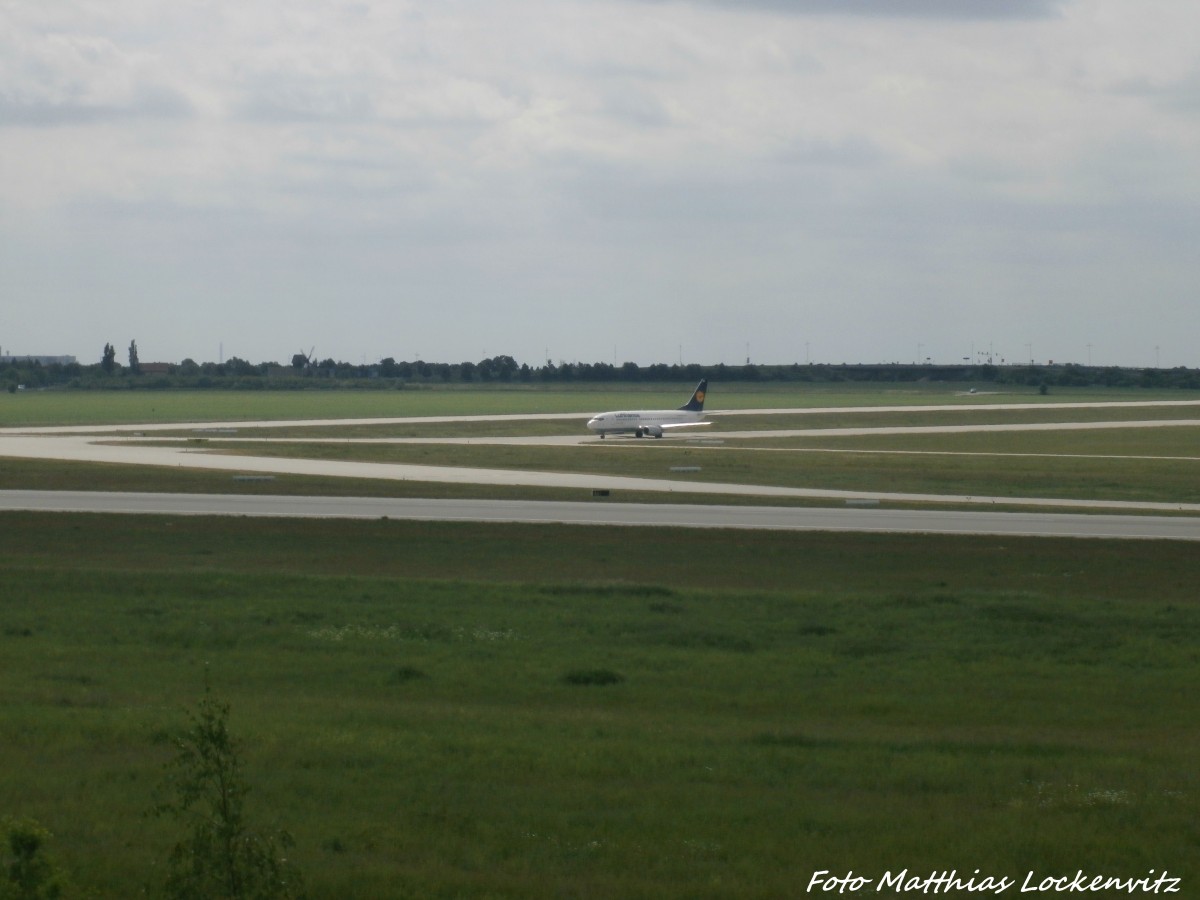 Lufthansa Flugzeug beim Startvorgang am Flughafen Halle/Leipzig am 24.5.15