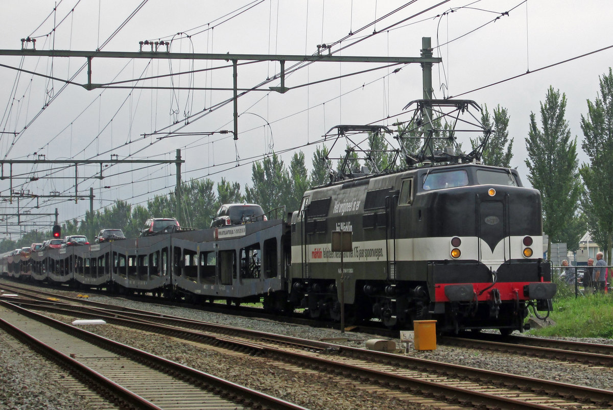 Märklin-Werber 1252 zieht ein Nachtzug mit Autotransporter in Zevenaar am 31 Augustus 2014.